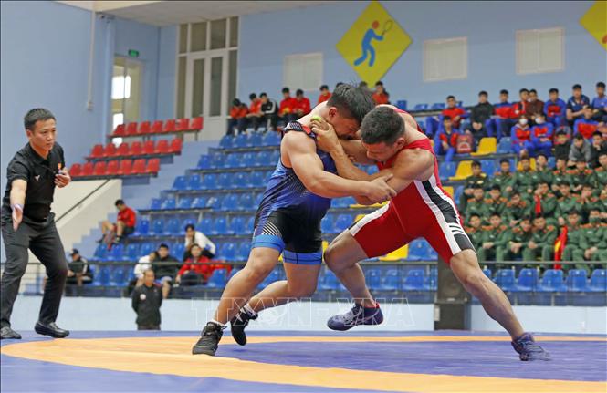 Một pha đánh trong trận thi đấu giữa VĐV Hà Văn Đĩnh (Thái Nguyên, đỏ) và VĐV Nguyễn Hồng Kỳ (Ninh Bình, xanh), hạng cân 130 kg. Ảnh: Trần Việt - TTXVN