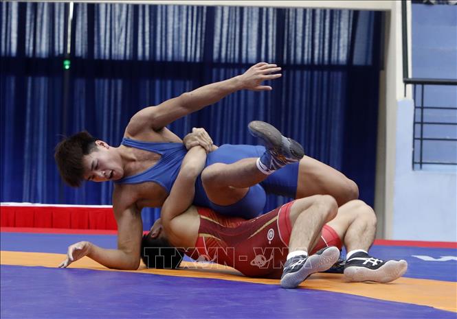 Trận đấu giữa VĐV Nguyễn Công Mạnh (Quân đội, đỏ) và VĐV Vũ Đình Quang (Bắc Ninh, xanh), hạng cân 72kg. Ảnh: Trần Việt - TTXVN