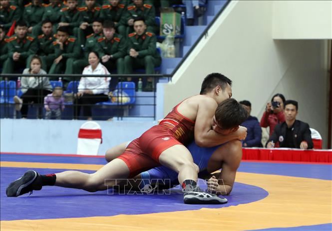 Trận đấu giữa VĐV Nguyễn Bá Sơn (Hà Nội, đỏ) và VĐV Nguyễn Thế Hoàng Anh (Bắc Ninh, xanh), hạng cân 77kg. Ảnh: Trần Việt - TTXVN