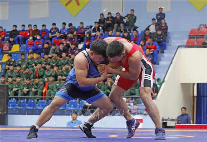Một pha đánh trong trận thi đấu giữa VĐV Hà Văn Đĩnh (Thái Nguyên, đỏ) và VĐV Nguyễn Hồng Kỳ (Ninh Bình, xanh), hạng cân 130 kg. Ảnh: Trần Việt - TTXVN