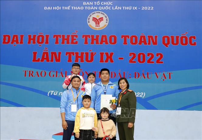 Niềm vui của VĐV Vũ Văn Hảo (HCV hạng cân 130 kg, đoàn CAND) với gia đình. Ảnh: Trần Việt - TTXVN