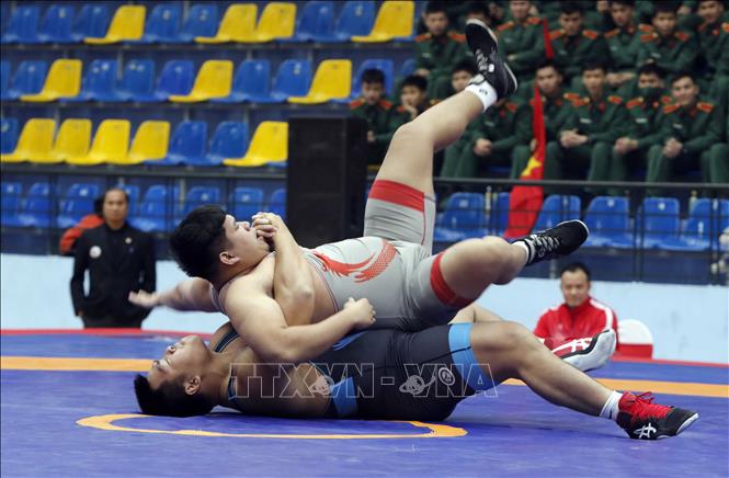 Một pha đánh trong trận đấu giữa VĐV Hán Văn Dũng (Bắc Ninh, ghi đỏ) và VĐV Vũ Văn Hào (CAND, xanh), hạng cân 130 kg. Ảnh: Trần Việt - TTXVN