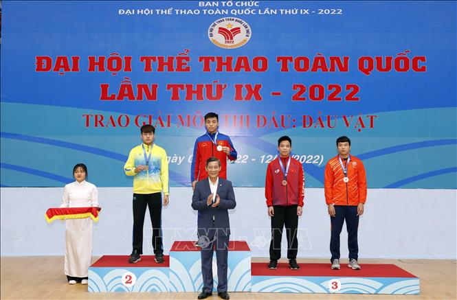 Các VĐV nhận huy chương hạng cân 72kg. Ảnh: Trần Việt - TTXVN