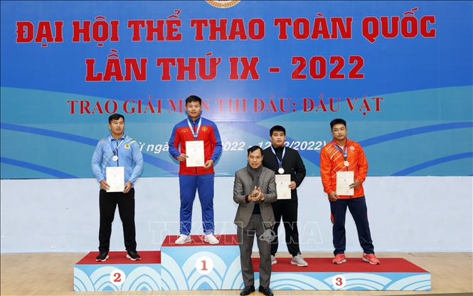 Các VĐV nhận huy chương hạng cân 97kg. Ảnh: Trần Việt - TTXVN