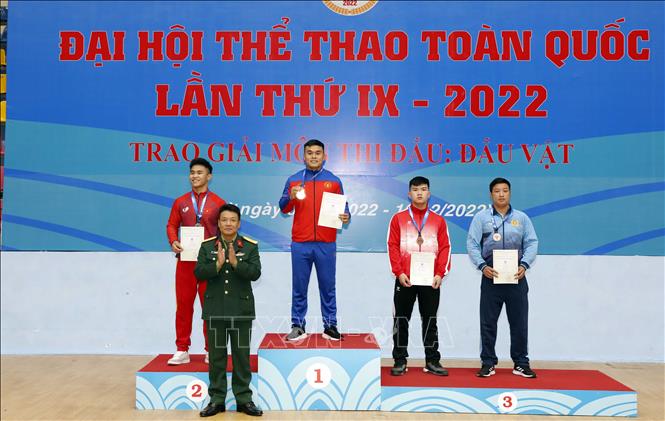 Các VĐV nhận huy chương hạng cân 82kg. Ảnh: Trần Việt - TTXVN