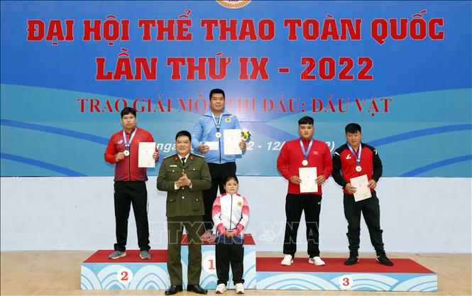 Các VĐV nhận huy chương hạng cân 130 kg. Ảnh: Trần Việt - TTXVN