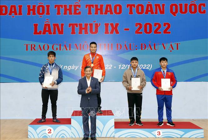 Các VĐV nhận huy chương hạng cân 77 kg. Ảnh: Trần Việt - TTXVN