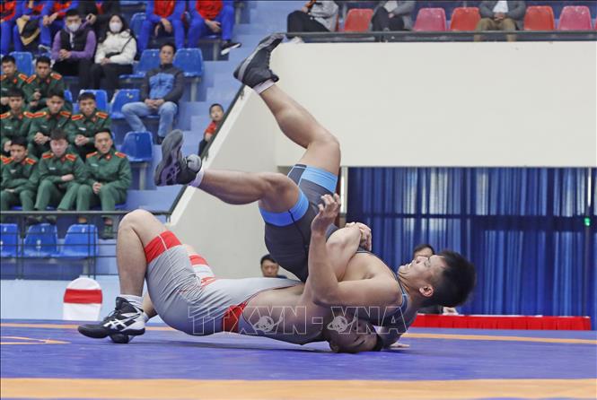 Trận đấu giữa VĐV Lê Đắc Thái (Cà Mau, ghi đỏ) và VĐV Vũ Minh Hiếu (CAND, xanh), hạng cân 82 kg. Ảnh: Trần Việt - TTXVN