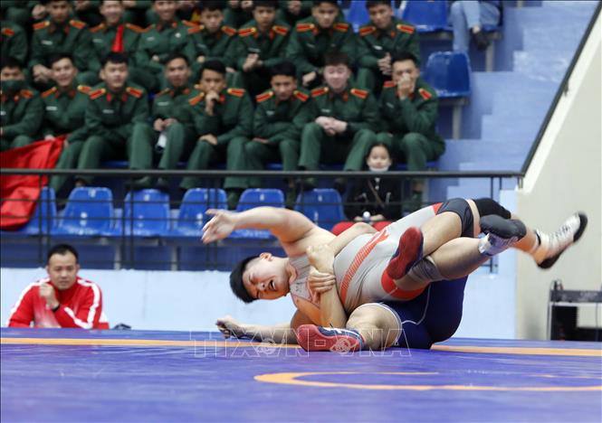 Trận đấu giữa VĐV Nguyễn Thế Hiếu (Bắc Ninh, ghi đỏ) và VĐV Nguyễn Tiến Hiếu (Bắc Ninh, xanh), hạng cân 87kg. Ảnh: Trần Việt - TTXVN