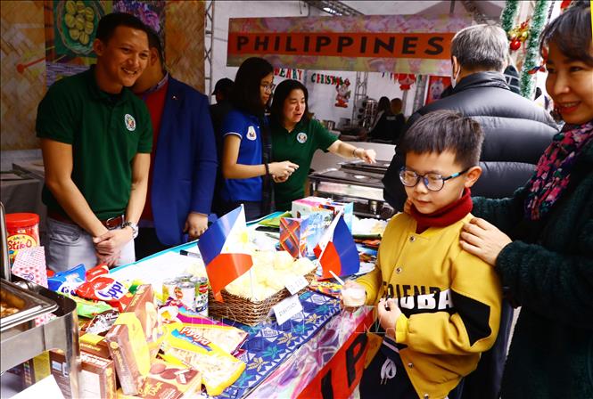 A stall introduces the Philippines' cuisine. VNA Photo: Lâm Khánh
