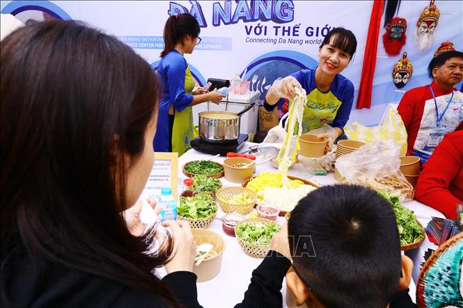 Da Nang City’s stall introduces their famous My Quang (Quang noodle). VNA Photo: Lâm Khánh