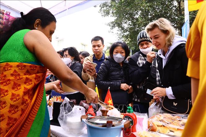 Visitors enjoy learning about Bangladeshi dishes. VNA Photo: Lâm Khánh
