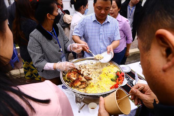 Visitors enjoy free Middle-Eastern cuisine at the Saudi Arabia Embassy’s stall. VNA Photo: Lâm Khánh