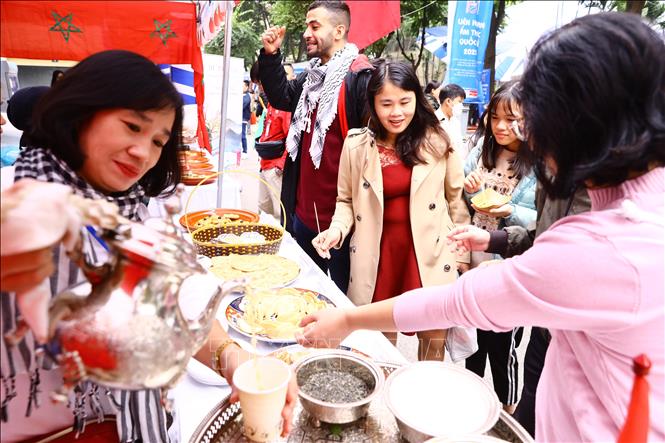 Morocco’s stall is crowded with visitors. VNA Photo: Lâm Khánh
