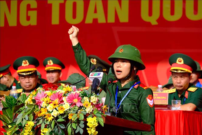 Vân động viên Phan Khả Kỳ (đoàn Cần Thơ) thay mặt các vận động viên tham gia hội thao tuyên thệ tại lễ khai mạc. Ảnh: Thanh Liêm - TTXVN