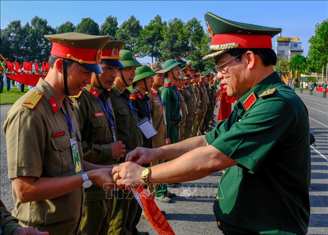Lãnh đạo Hội đồng Giáo dục quốc phòng và an ninh Trung ương trao Cờ lưu niệm cho các đoàn tham gia hội thao. Ảnh: Thanh Liêm - TTXVN