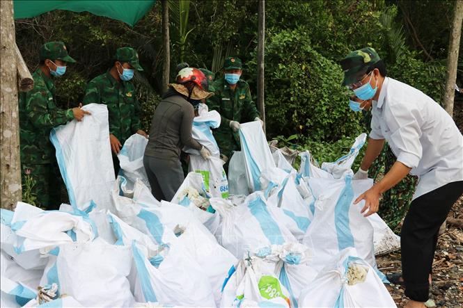 Trong ảnh: Rác thải sau khi thu gom được tập kết và vận chuyển đến nơi tiêu hủy. Ảnh: Hữu Chí - TTXVN