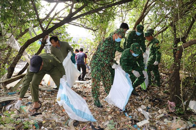 Trong ảnh: Lực lượng Bộ đội Biên phòng Tiền Giang tham gia chiến dịch làm sạch bãi biển. Ảnh: Hữu Chí - TTXVN