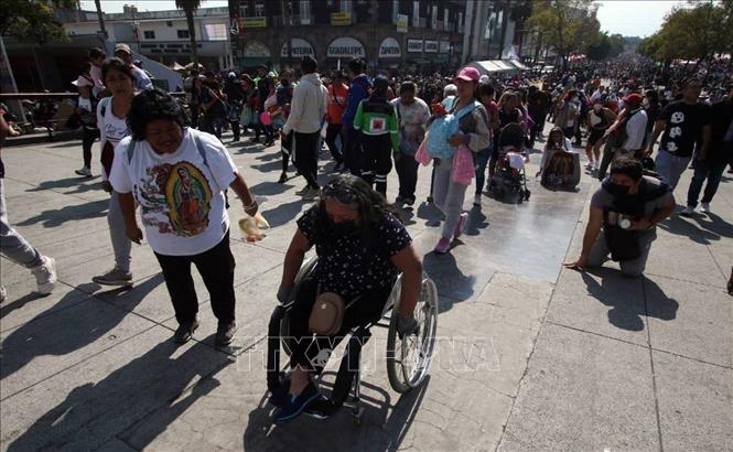 Dòng người hành hương đến Thánh đường Guadalupe tại thủ đô Mexico City. Ảnh: Trương Phi Hùng-Pv TTXVN tại Mexico