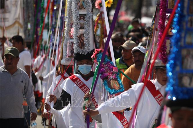 Dòng người hành hương đến Thánh đường Guadalupe tại thủ đô Mexico City. Ảnh: Trương Phi Hùng-Pv TTXVN tại Mexico