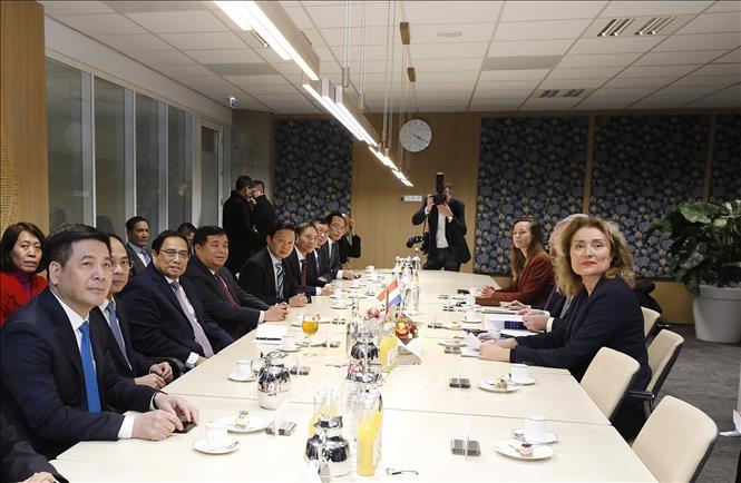 Prime Minister Pham Minh Chinh meets President of the Senate and Speaker of the House of Representatives of the Netherlands Jan Anthonie Bruijn and Vera Bergkamp on December 12. VNA Photo: Dương Giang