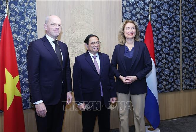 Prime Minister Pham Minh Chinh meets President of the Senate and Speaker of the House of Representatives of the Netherlands Jan Anthonie Bruijn and Vera Bergkamp on December 12. VNA Photo: Dương Giang