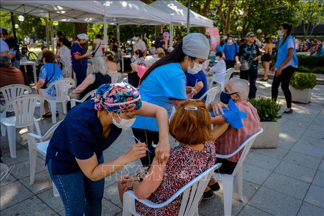 Trong ảnh: Nhân viên y tế tiêm vaccine ngừa COVID-19 cho người dân tại Mar del Plata, Argentina. Ảnh: AFP/TTXVN