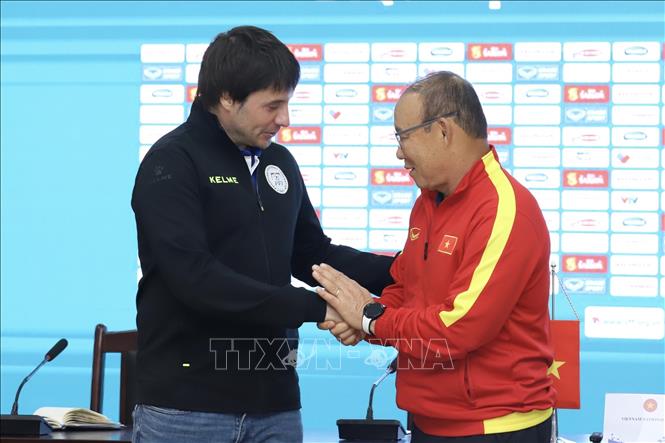 Huấn luyện viên trưởng đội tuyển Philippines Josep Ferres và huấn luyện viên trưởng đội tuyển Việt Nam Park Hang Seo tại buổi Họp báo. Ảnh: Minh Quyết - TTXVN