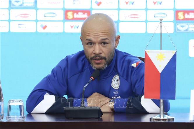 Đội trưởng đội tuyển Philippines Stephan Schrock phát biểu tại Họp báo. Ảnh: Minh Quyết - TTXVN