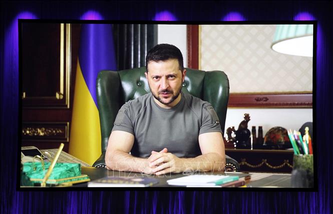 Trong ảnh: Tổng thống Ukraine Volodymyr Zelensky phát biểu qua video gửi tới một sự kiện ở Frankfurt am Main, Đức ngày 20/10/2022. Ảnh: AFP/TTXVN