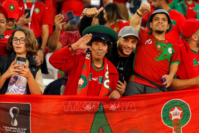 Trong ảnh: Các cổ động viên Maroc cổ vũ cho đội nhà trong trận gặp Bồ Đào Nha ở Doha, Qatar, ngày 10/12/2022. Ảnh: AFP/TTXVN