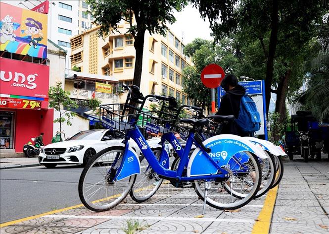 Trong ảnh: Điểm cho thuê xe đạp công cộng trên đường Nguyễn Du, Quận 1, Thành phố Hồ Chí Minh.
Ảnh: Hồng Đạt - TTXVN
