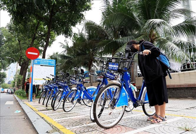 Trong ảnh: Khách thuê xe đạp công cộng tại Thành phố Hồ Chí Minh đa phần là các bạn trẻ và du khách.
Ảnh: Hồng Đạt - TTXVN
