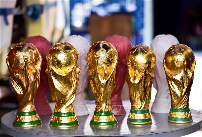 Trong ảnh: Sản phẩm “Cúp Vàng FIFA” dát vàng 18K có hình dáng, kích cỡ giống như thật. Ảnh: Hồng Đạt - TTXVN
