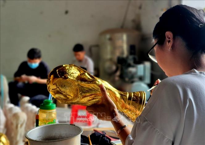 Trong ảnh: “Cúp Vàng FIFA” được sản xuất đúng dịp World Cup 2022 đang diễn ra tại Qatar. Ảnh: Hồng Đạt - TTXVN
