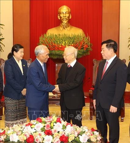 Tổng Bí thư Nguyễn Phú Trọng tiếp đồng chí Khamphan Pheuyavong, Bí thư Trung ương Đảng, Trưởng ban Tuyên huấn, Chủ tịch Hội đồng Lý luận Trung ương Đảng Nhân dân Cách mạng Lào. Ảnh: Trí Dũng - TTXVN