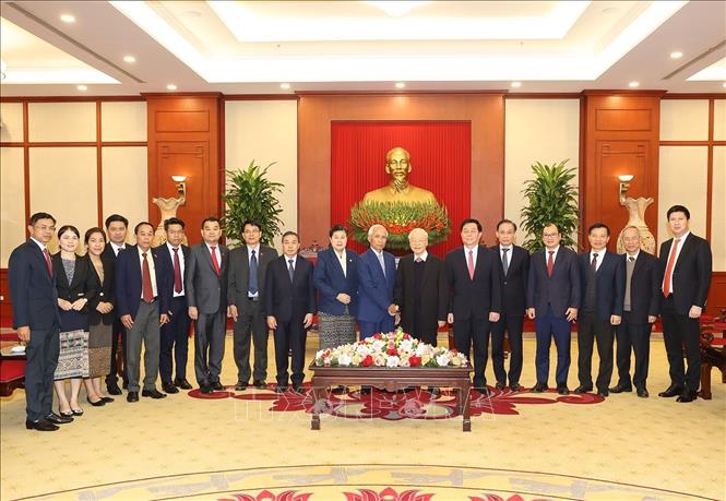 Tổng Bí thư Nguyễn Phú Trọng và đồng chí Khamphan Pheuyavong, Bí thư Trung ương Đảng, Trưởng ban Tuyên huấn, Chủ tịch Hội đồng Lý luận Trung ương Đảng Nhân dân Cách mạng Lào cùng các đại biểu chụp ảnh chung. Ảnh: Trí Dũng - TTXVN
