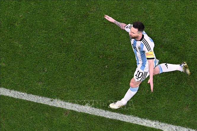 Phút 34, Argentina được hưởng quả phạt đền sau khi tiền đạo Alvarez bị phạm lỗi trong vòng cấm. Lione Messi (ảnh) không bỏ lỡ cơ hội ghi bàn thắng mở tỷ số 1-0. Ảnh: AFP/TTXVN