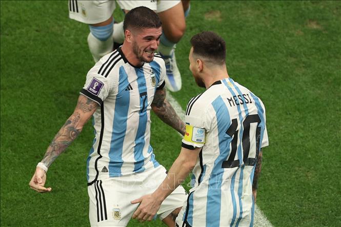 Tiền đạo Lione Messi (phải) ăn mừng bàn thắng mở tỷ số 1-0 với đồng đội. Ảnh: AFP/TTXVN