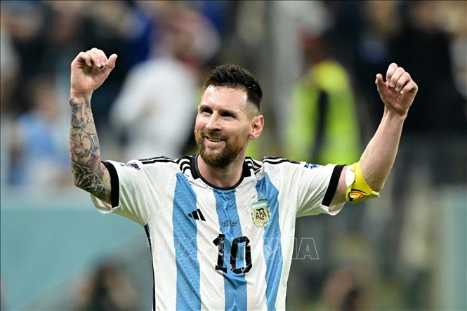 Lione Messi khẳng định đẳng cấp với các kỷ lục anh lập được tính đến kỳ World Cup 2022: tham gia nhiều trận đấu nhất, kiến tạo và ghi nhiều bàn thắng nhất cho tuyển Argentina. Ảnh: AFP/TTXVN