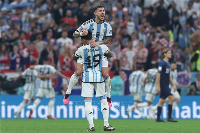 Niềm vui của các tuyển thủ Argentina khi đồng đội ghi bàn vào lưới Croatia. Ảnh: AFP/TTXVN