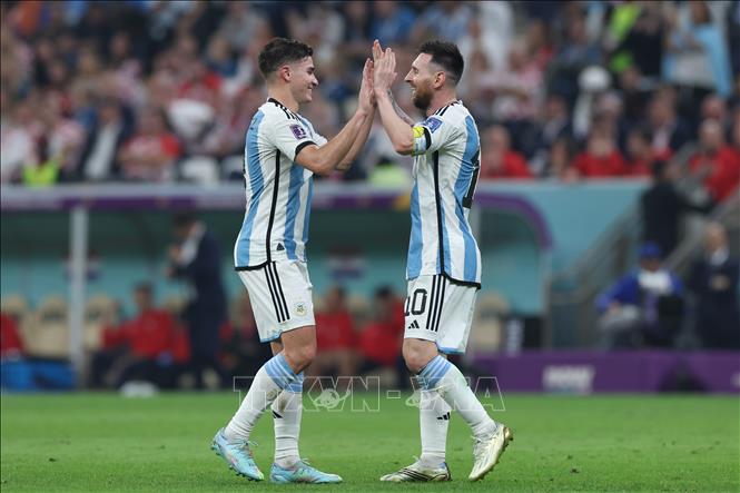 Niềm vui của các tuyển thủ Argentina khi đồng đội ghi bàn vào lưới Croatia. Ảnh: AFP/TTXVN