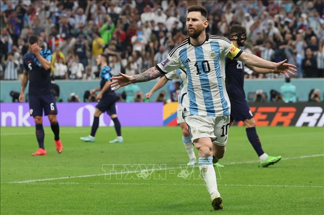 Lione Messi khẳng định đẳng cấp với các kỷ lục anh lập được tính đến kỳ World Cup 2022: tham gia nhiều trận đấu nhất, kiến tạo và ghi nhiều bàn thắng nhất cho tuyển Argentina. Ảnh: AFP/TTXVN