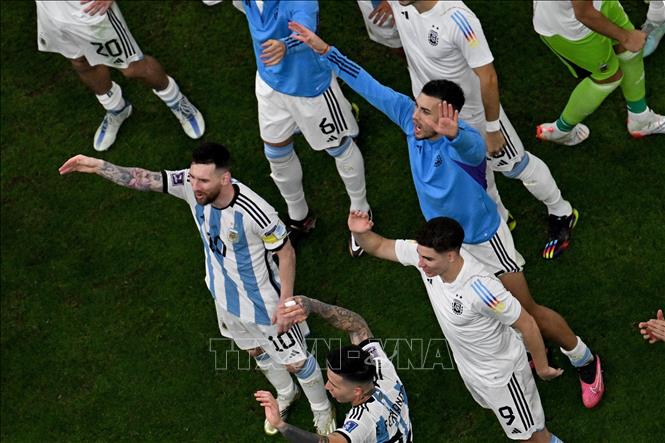 Niềm vui chiến thắng của các tuyển thủ Argentina, sau khi đánh bại Croatia 3-0. Ảnh: AFP/TTXVN 