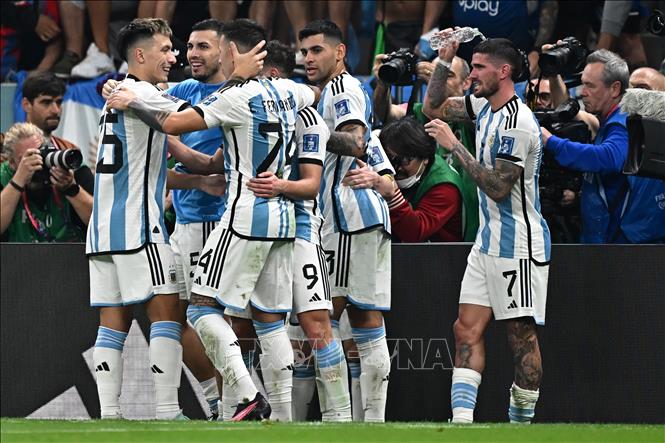 Niềm vui chiến thắng của các tuyển thủ Argentina, sau khi đánh bại Croatia 3-0. Ảnh: AFP/TTXVN 