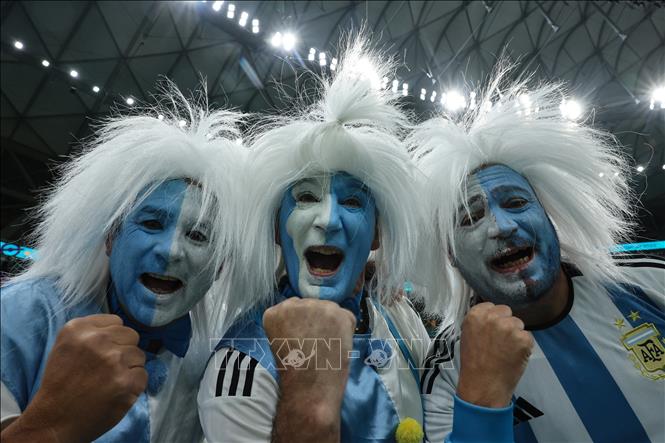 Cổ động viên Argentina mừng chiến thắng xứng đáng của đội nhà. Ảnh: AFP/TTXVN