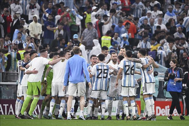 Niềm vui chiến thắng của các tuyển thủ Argentina, sau khi đánh bại Croatia 3-0. Ảnh: AFP/TTXVN 