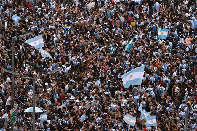 Cổ động viên Argentina đổ xuống đường ăn mừng đội nhà đánh bại Croatia và vào chung kết World Cup 2022. Ảnh: AFP/TTXVN 