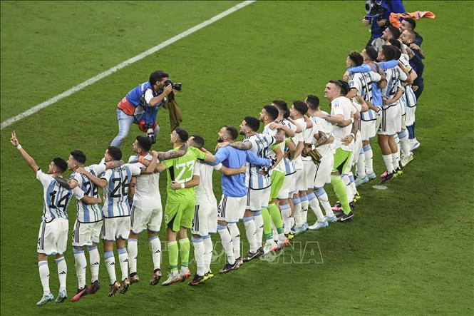 Niềm vui chiến thắng của các tuyển thủ Argentina, sau khi đánh bại Croatia 3-0. Ảnh: AFP/TTXVN 