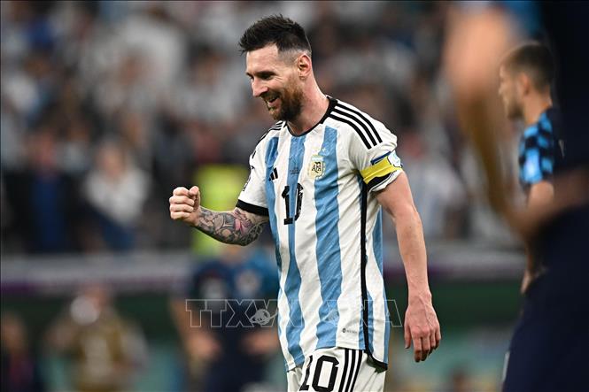 Niềm vui của tiền đạo Argentina Lione Messi khi kiến tạo đường chuyền giúp Alvarez ghi bàn thắng thứ ba cho đội nhà trước Croatia. Ảnh: AFP/TTXVN 